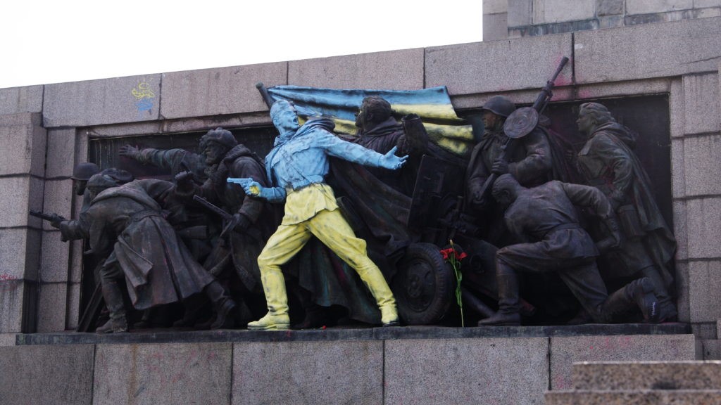 Egy szovjet emlékmű egy ukránbarát tüntetés helyszíne. Átfestették, ukránbarát szlogenekkel írták tele.